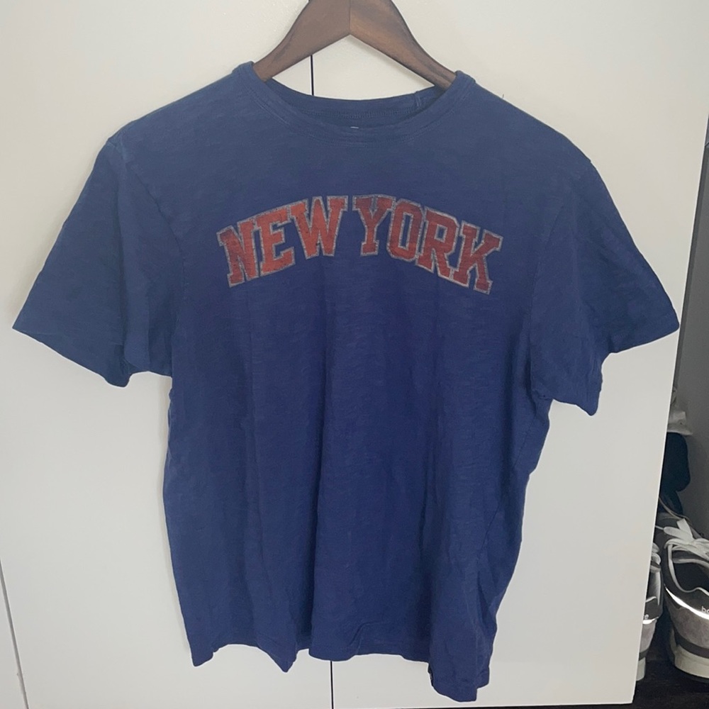 47BRAND. NEW YORK KNICKS COLORED TEE. MENS MEDIUM.